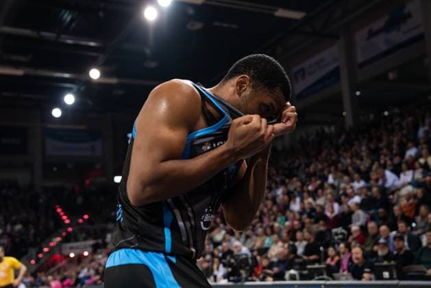 Basketball-Szene mit William McNair (3; Science City Jena) nach Foul im Vordergrund in der EasyCredit BBL am 19. Spieltag in Bonn. William McNair (3; Science City Jena) nach Foul