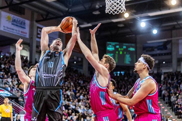 Joe Wieskamp (Science City Jena, 10) vs Patrick Heckmann (Telekom Baskets Bonn, 33), Grayson Murphy (Telekom Baskets Bonn, 07), Michael Kessens (Telekom Baskets Bonn, 06) Telekom Baskets Bonn vs. Science City Jena, Basketball, easy Credit BBL, 19. Spieltag, 2025 2026, 07.02.2026 Telekom Baskets Bonn vs. Science City Jena, Basketball, easy Credit BBL, 19. Spieltag, 2025 2026, 07.02.2026 Bonn Copyright: xEibner-Pressefoto GerhardxWingenx EP_GWR