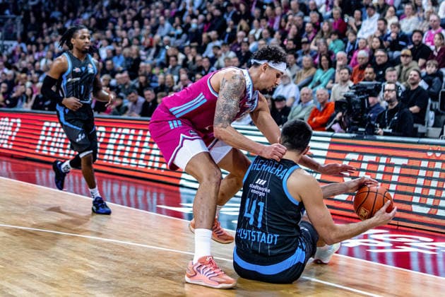 Alex Herrera (Science City Jena, 41) am Boden Telekom Baskets Bonn vs. Science City Jena, Basketball, easy Credit BBL, 19. Spieltag, 2025 2026, 07.02.2026 Telekom Baskets Bonn vs. Science City Jena, Basketball, easy Credit BBL, 19. Spieltag, 2025 2026, 07.02.2026 Bonn Copyright: xEibner-Pressefoto GerhardxWingenx EP_GWR