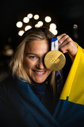 260207 Frida Karlsson of Sweden poses for a portrait with her Olympic gold medal at a press meet after the women™s 20 km skiathlon cross-country skiing during day 1 of the 2026 Winter Olympics on February 7, 2026 in Val di Fiemme. Photo: Maxim ThorÃ BILDBYRAN kod MT MT0963 skidor cross-country skiing langrenn Olympic Games, Olympische Spiele, Olympia, OS olympics winter olympics os ol olympiska spel vinter-os olympiske leker milano cortina 2026 milan cortina 2026 milano cortina 2026 olympic games milano cortina 2026 winter olympic games milano cortina-os milano cortina-ol vinter-ol 1 bbeng sverige pressträff porträtt portrait *** 260207 Frida Karlsson of Sweden poses for a portrait with her Olympic gold medal at a press meet after the women™s 20 km skiathlon cross country skiing during day 1 of the 2026 Winter Olympics on February 7, 2026 in Val di Fiemme Photo Maxim ThorÃ BILDBYRAN kod MT MT0963 skidor cross country skiing langrenn olympic games olympics winter olympics os ol olympiska spel vinter os olympiske leker milano cortina 2026 milan cortina 2026 milano cortina 2026 olympic games milano cortina 2026 winter olympic games milano cortina os milano cortina ol vinter ol 1 bbeng sverige pressträff porträtt portrait  Copyright: MAXIMxTHORE BB260207MT181