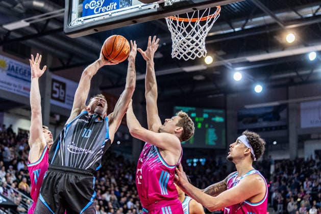 Joe Wieskamp (Science City Jena, 10) vs Patrick Heckmann (Telekom Baskets Bonn, 33), Michael Kessens (Telekom Baskets Bonn, 06), Grayson Murphy (Telekom Baskets Bonn, 07) Telekom Baskets Bonn vs. Science City Jena, Basketball, easy Credit BBL, 19. Spieltag, 2025 2026, 07.02.2026 Telekom Baskets Bonn vs. Science City Jena, Basketball, easy Credit BBL, 19. Spieltag, 2025 2026, 07.02.2026 Bonn Copyright: xEibner-Pressefoto GerhardxWingenx EP_GWR