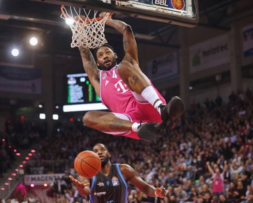Dunking: Jeff Garrett Telekom Baskets Bonn vs. Science City Jena 19. Speiltag - Saison 2025 26