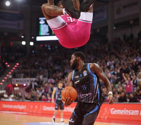 Dunking: Jeff Garrett Telekom Baskets Bonn vs. Science City Jena 19. Speiltag - Saison 2025 26