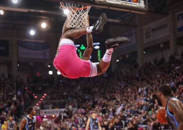 Dunking: Jeff Garrett Telekom Baskets Bonn vs. Science City Jena 19. Speiltag - Saison 2025 26