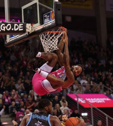 Jeff Garrett (Bonn) hängt über Naz Bohannon (Jena), Telekom Baskets Bonn vs Science City Jena, easyCredit BBL, 19. Spieltag, Telekom Dome Bonn, 07.02.2026.