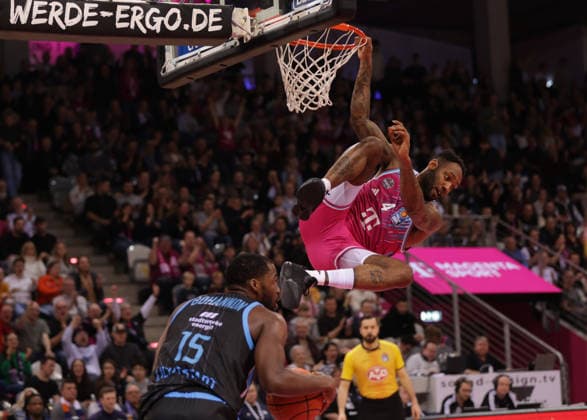 Jeff Garrett (Bonn) hängt über Naz Bohannon (Jena), Telekom Baskets Bonn vs Science City Jena, easyCredit BBL, 19. Spieltag, Telekom Dome Bonn, 07.02.2026.