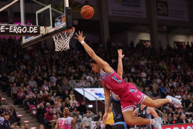 Alijah Comithier (Bonn) gegen Alex Herrera (Jena), Telekom Baskets Bonn vs Science City Jena, easyCredit BBL, 19. Spieltag, Telekom Dome Bonn, 07.02.2026.