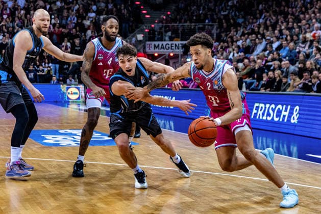 Alijah Comithier (Telekom Baskets Bonn, 02) vs Kristofer Krause (Science City Jena, 36), Robin Christen (Science City Jena, 08), Jeff Garrett Jr. (Telekom Baskets Bonn, 04) Telekom Baskets Bonn vs. Science City Jena, Basketball, easy Credit BBL, 19. Spieltag, 2025 2026, 07.02.2026 Telekom Baskets Bonn vs. Science City Jena, Basketball, easy Credit BBL, 19. Spieltag, 2025 2026, 07.02.2026 Bonn Copyright: xEibner-Pressefoto GerhardxWingenx EP_GWR