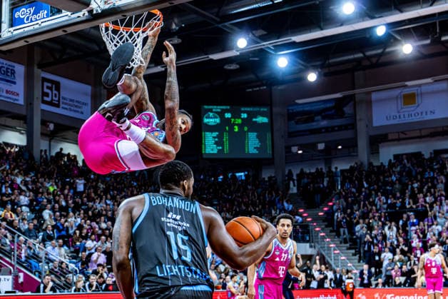 Jeff Garrett Jr. (Telekom Baskets Bonn, 04) haengt nach einem Dunking am Korb, Nazihar Bohannon (Science City Jena, 15) hat den Ball Telekom Baskets Bonn vs. Science City Jena, Basketball, easy Credit BBL, 19. Spieltag, 2025 2026, 07.02.2026 Telekom Baskets Bonn vs. Science City Jena, Basketball, easy Credit BBL, 19. Spieltag, 2025 2026, 07.02.2026 Bonn Copyright: xEibner-Pressefoto GerhardxWingenx EP_GWR