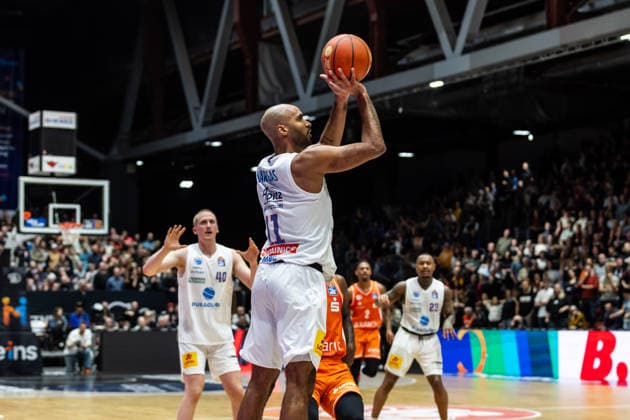 GER, easy-Credit Basketball-Bundesliga, Niners Chemnitz - Syntainics MBC. 07.02.2026, Messe, Chemnitz, GER, easy-Credit Basketball-Bundesliga, Niners Chemnitz - Syntainics MBC. Akeem Vargas (Syntainics MBC, 11) Foto Alexander Trienitz Chemnitz Messe Sachsen Deutschland