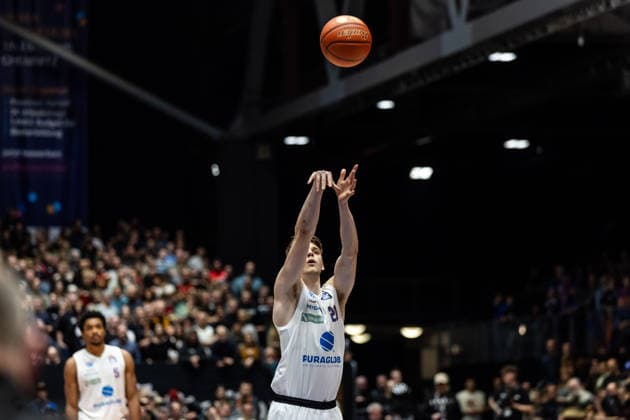 GER, easy-Credit Basketball-Bundesliga, Niners Chemnitz - Syntainics MBC. 07.02.2026, Messe, Chemnitz, GER, easy-Credit Basketball-Bundesliga, Niners Chemnitz - Syntainics MBC. Perttu Blomgren (Syntainics MBC 20) bei einem Freiwurf Foto Alexander Trienitz Chemnitz Messe Sachsen Deutschland