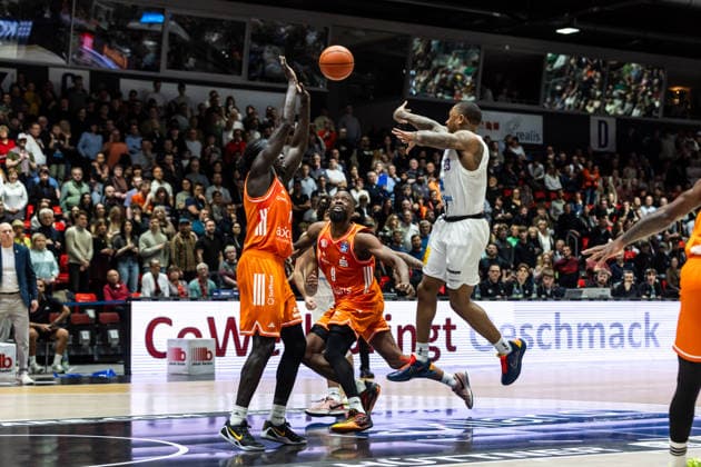 GER, easy-Credit Basketball-Bundesliga, Niners Chemnitz - Syntainics MBC. 07.02.2026, Messe, Chemnitz, GER, easy-Credit Basketball-Bundesliga, Niners Chemnitz - Syntainics MBC. Charles Callison (Syntainics MBC, 23), Aher Uguak (Niners Chemnitz, 1) Foto Alexander Trienitz Chemnitz Messe Sachsen Deutschland