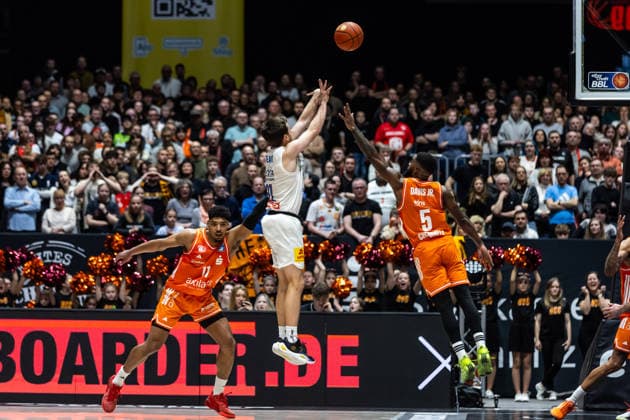 GER, easy-Credit Basketball-Bundesliga, Niners Chemnitz - Syntainics MBC. 07.02.2026, Messe, Chemnitz, GER, easy-Credit Basketball-Bundesliga, Niners Chemnitz - Syntainics MBC. Charles Callison (Syntainics MBC, 23), Corey Davis Jr. (Niners Chemnitz, 5) Foto Alexander Trienitz Chemnitz Messe Sachsen Deutschland
