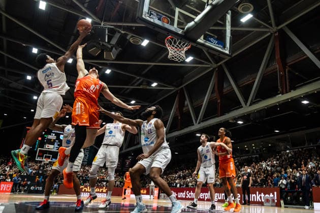 GER, easy-Credit Basketball-Bundesliga, Niners Chemnitz - Syntainics MBC. 07.02.2026, Messe, Chemnitz, GER, easy-Credit Basketball-Bundesliga, Niners Chemnitz - Syntainics MBC. Marcus Foster (Syntainics MBC, 5), Yordan Minchev (Niners Chemnitz, 91) Foto Alexander Trienitz Chemnitz Messe Sachsen Deutschland