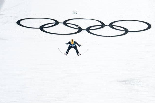 FREITAG Selina (Deutschland) beim Sprung vor den olympischen Ringen, ITA, Olympische Spiele Milano Cortina 2026, Olympia, Skispringen, Normalschanze Einzel Damen, 07.02.2026 ITA, Olympische Spiele Milano Cortina 2026, Olympia, Skispringen, Normalschanze Einzel Damen, 07.02.2026 Predazzo *** FREITAG Selina Germany jumping in front of the Olympic rings, ITA, Olympic Games Milano Cortina 2026, Olympia, Ski jumping, normal hill single women, 07 02 2026 ITA, Olympic Games Milano Cortina 2026, Olympia, Ski jumping, normal hill single women, 07 02 2026 Predazzo Copyright: xEibner-Pressefoto Memmlerx EP_MMR