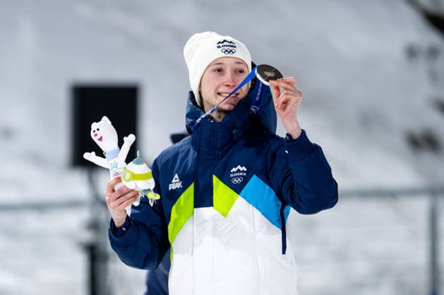 PREVC Nika (Slowenien) jubelt auf dem Podium bei der Siegerehrung ueber Platz 2 und Silber Medaille, ITA, Olympische Spiele Milano Cortina 2026, Olympia, Skispringen, Normalschanze Einzel Damen, 07.02.2026 ITA, Olympische Spiele Milano Cortina 2026, Olympia, Skispringen, Normalschanze Einzel Damen, 07.02.2026 Predazzo *** PREVC Nika Slovenia cheers on the podium at the award ceremony for 2nd place and silver medal, ITA, Olympic Games Milano Cortina 2026, Olympics, Ski jumping, normal hill individual women, 07 02 2026 ITA, Olympic Games Milano Cortina 2026, Olympics, Ski jumping, normal hill individual women, 07 02 2026 Predazzo Copyright: xEibner-Pressefoto Memmlerx EP_MMR