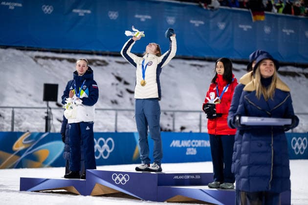 STROEM Anna Odine (Norwegen) jubelt auf dem Podium bei der Siegerehrung ueber den Sieg und Gold Medaille, daneben PREVC Nika (Slowenien), MARUYAMA Nozomi (Japan), ITA, Olympische Spiele Milano Cortina 2026, Olympia, Skispringen, Normalschanze Einzel Damen, 07.02.2026 ITA, Olympische Spiele Milano Cortina 2026, Olympia, Skispringen, Normalschanze Einzel Damen, 07.02.2026 Predazzo *** STROEM Anna Odine Norway celebrates victory and gold medal on the podium at the award ceremony, next to her PREVC Nika Slovenia , MARUYAMA Nozomi Japan , ITA, Olympic Games Milano Cortina 2026, Olympic Games, Ski Jumping, Normal Hill Individual Women, 07 02 2026 ITA, Olympic Games Milano Cortina 2026, Olympic Games, Ski Jumping, Normal Hill Individual Women, 07 02 2026 Predazzo Copyright: xEibner-Pressefoto Memmlerx EP_MMR