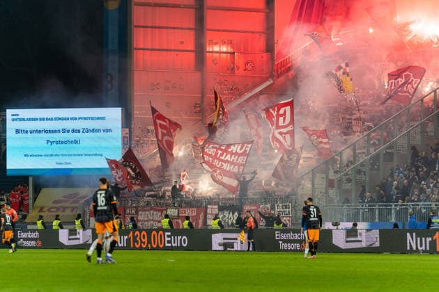 Fans von 1. FC Kaiserslautern zeunden Pyrotechnik, GER, SV Darmstadt 98 vs. 1. FC Kaiserslautern, Fussball, 2. Bundesliga, 21. Spieltag, Saison 2025 2026, 07.02.2026, DFL REGULATIONS PROHIBIT ANY USE OF PHOTOGRAPHS AS IMAGE SEQUENCES AND OR QUASI-VIDEO, GER, SV Darmstadt 98 vs. 1. FC Kaiserslautern, Fussball, 2. Bundesliga, 21. Spieltag, Saison 2025 2026, 07.02.2026 Darmstadt