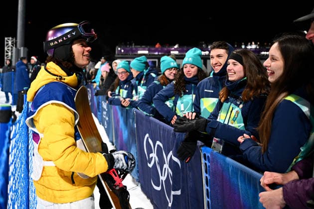 2026 WINTER Olympic Games, Olympische Spiele, Olympia, OS Valentino Guseli of Australia speaks with volunteers after competing in the Men™s Snowboard Big Air Final at Livigno Snow Park, during the 2026 Milano Cortina Winter Olympic Games in Italy, Saturday, February 7, 2026. ( NO ARCHIVING, EDITORIAL USE ONLY LIVIGNO SONDRIO ITALY  Copyright: xDANxHIMBRECHTSx 20260208132399940560