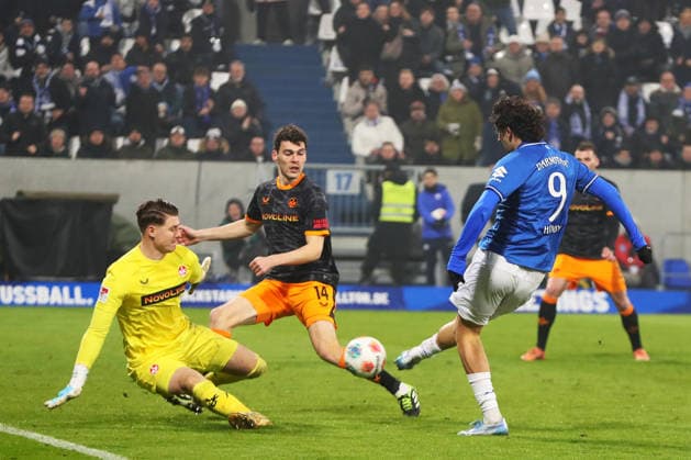 07.02.2026, xtvx, Fussball 2.Bundesliga, SV Darmstadt 98 - 1.FC Kaiserslautern v.l. Torschuss, has a shot on goal Torwart Julian Krahl (1. FC Kaiserslautern) Fraser Hornby (SV Darmstadt 98) (DFL DFB REGULATIONS PROHIBIT ANY USE OF PHOTOGRAPHS as IMAGE SEQUENCES and or QUASI-VIDEO) Darmstadt