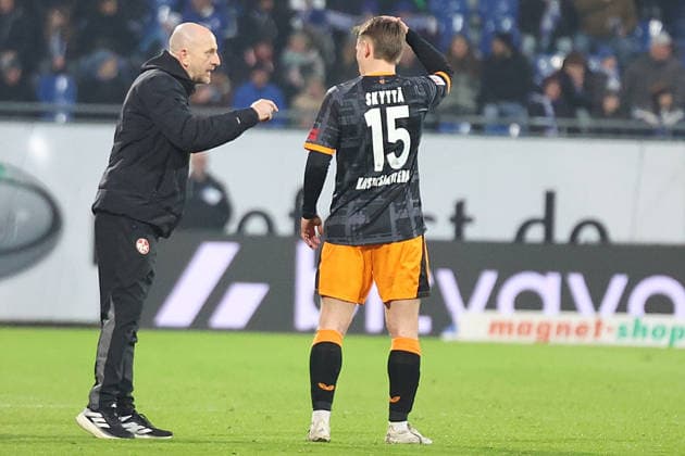 07.02.2026, xrekx, Fussball 2.Bundesliga, SV Darmstadt 98 - 1.FC Kaiserslautern v.l. Torsten Lieberknecht Trainer (1.FC Kaiserslautern) gibt Anweisungen, gestikuliert, mit den Armen gestikulieren gives instructions, gesticulate Naatan Skyttä Skyttae (1.FC Kaiserslautern) (DFL DFB REGULATIONS PROHIBIT ANY USE OF PHOTOGRAPHS as IMAGE SEQUENCES and or QUASI-VIDEO) Darmstadt