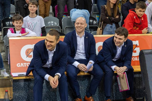 Marko Stankovic (Telekom Baskets Bonn, Headcoach), Lionel˽Bosco (Telekom Baskets Bonn, Assistent-Coach), Thomas Pennellier (Telekom Baskets Bonn, Assistent-Coach) lachen zufrieden nach dem Sieg gegen Jena Telekom Baskets Bonn vs. Science City Jena, Basketball, easy Credit BBL, 19. Spieltag, 2025 2026, 07.02.2026 Telekom Baskets Bonn vs. Science City Jena, Basketball, easy Credit BBL, 19. Spieltag, 2025 2026, 07.02.2026 Bonn Copyright: xEibner-Pressefoto GerhardxWingenx EP_GWR