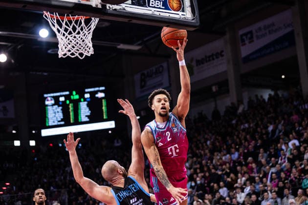easyCredit Basketball Bundesliga, Telekom Baskets Bonn vs. Science City Jena, 07.02.2026 Robin Christen (SCIENCE CITY JENA 8) goult Alijah Comithier (Telekom Baskets Bonn 2) -- easyCredit Basketball Bundesliga, Telekom Baskets Bonn vs. Science City Jena, 07.02.2026, Telekom Dome Bonn Copyright: xBEAUTIFULxSPORTS Derixx