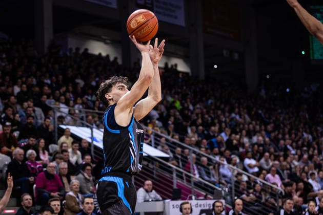 easyCredit Basketball Bundesliga, Telekom Baskets Bonn vs. Science City Jena, 07.02.2026 Kristofer Krause (SCIENCE CITY JENA 36) von außen -- easyCredit Basketball Bundesliga, Telekom Baskets Bonn vs. Science City Jena, 07.02.2026, Telekom Dome Bonn Copyright: xBEAUTIFULxSPORTS Derixx