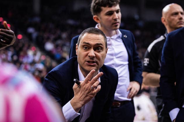 easyCredit Basketball Bundesliga, Telekom Baskets Bonn vs. Science City Jena, 07.02.2026 Marko Stankovic (Telekom Baskets Bonn Head Coach) in der Auszeit -- easyCredit Basketball Bundesliga, Telekom Baskets Bonn vs. Science City Jena, 07.02.2026, Telekom Dome Bonn Copyright: xBEAUTIFULxSPORTS Derixx