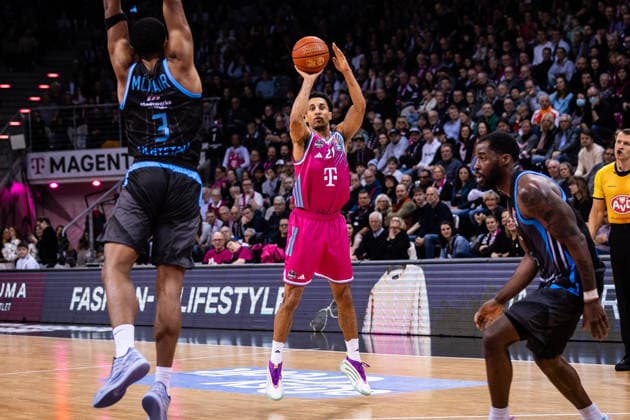 easyCredit Basketball Bundesliga, Telekom Baskets Bonn vs. Science City Jena, 07.02.2026 Joel Aminu (Telekom Baskets Bonn 21) per Dreier -- easyCredit Basketball Bundesliga, Telekom Baskets Bonn vs. Science City Jena, 07.02.2026, Telekom Dome Bonn Copyright: xBEAUTIFULxSPORTS Derixx
