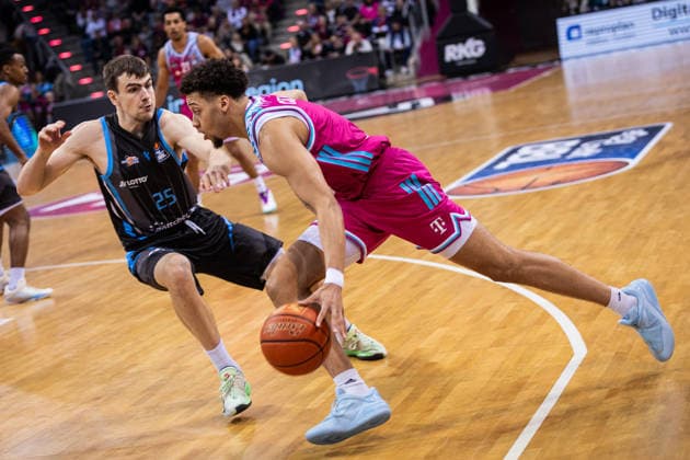 easyCredit Basketball Bundesliga, Telekom Baskets Bonn vs. Science City Jena, 07.02.2026 Alijah Comithier (Telekom Baskets Bonn 2) gegen Lorenz Bank (SCIENCE CITY JENA 25) -- easyCredit Basketball Bundesliga, Telekom Baskets Bonn vs. Science City Jena, 07.02.2026, Telekom Dome Bonn Copyright: xBEAUTIFULxSPORTS Derixx