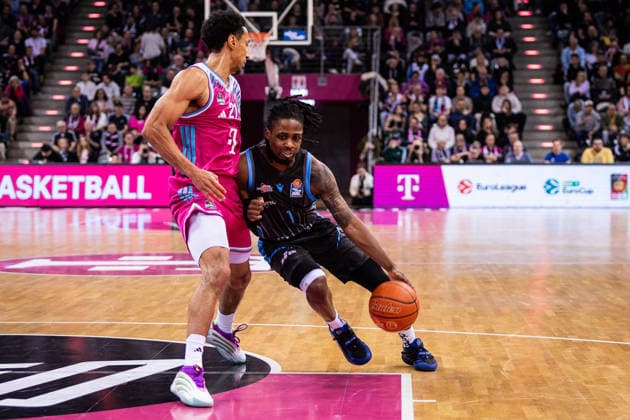 easyCredit Basketball Bundesliga, Telekom Baskets Bonn vs. Science City Jena, 07.02.2026 Uchenna Iroegbu (SCIENCE CITY JENA 1) gegen Joel Aminu (Telekom Baskets Bonn 21) -- easyCredit Basketball Bundesliga, Telekom Baskets Bonn vs. Science City Jena, 07.02.2026, Telekom Dome Bonn Copyright: xBEAUTIFULxSPORTS Derixx