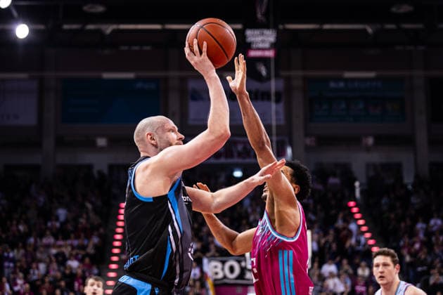 easyCredit Basketball Bundesliga, Telekom Baskets Bonn vs. Science City Jena, 07.02.2026 Robin Christen (SCIENCE CITY JENA 8) gegen Joel Aminu (Telekom Baskets Bonn 21) -- easyCredit Basketball Bundesliga, Telekom Baskets Bonn vs. Science City Jena, 07.02.2026, Telekom Dome Bonn Copyright: xBEAUTIFULxSPORTS Derixx