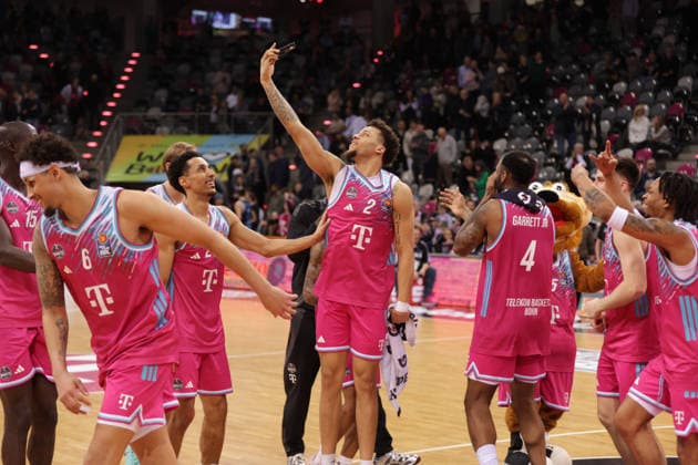Schlussjubel nach dem Sieg, Telekom Baskets Bonn vs Science City Jena, easyCredit BBL, 19. Spieltag, Telekom Dome Bonn, 07.02.2026.