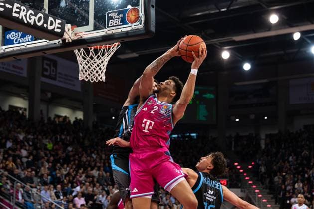 Spielaktion mit Alijah Comithier (2; Telekom Baskets Bonn) und Kristofer Krause (36; Science City Jena) am Korb in der EasyCredit BBL am 19. Spieltag in Bonn. Alijah Comithier (2; Telekom Baskets Bonn) mit Wurf am Korb