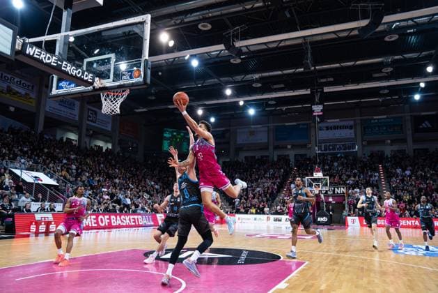 Spielaktion mit Alijah Comithier (2; Telekom Baskets Bonn) beim Wurf, verteidigt von Robin Christen (8; Science City Jena), unterstützt von Zachery Cooks (3; Telekom Baskets Bonn), Jorge Mejias Sanchez (10; Telekom Baskets Bonn) und Joe Wieskamp (10; Science City Jena) sowie weiteren Spielern in der EasyCredit BBL am 19. Spieltag in Bonn. Spielaktion mit Alijah Comithier (2; Telekom Baskets Bonn) beim Wurf