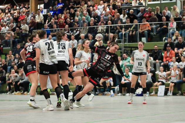 TG Nuertingen vs. HSG Freiburg, Handball,2.Alsco Handball Bundesliga Frauen, Spieltag 17, Saison 2025 2026, 07.02.2026 Lenya Treusch (TG Nuertingen, 27TGN) setzt sich gegen mehrere Gegenspielerinnen durch. Saskia Probst (HSG Freiburg, 13HSG) , Marit Walz (HSG Freiburg, 19HSG) und Laura Stiehler (HSG Freiburg, 20HSG) können nur zuschauen. TG Nuertingen vs. HSG Freiburg, Handball,2.Alsco Handball Bundesliga Frauen, Spieltag 17, Saison 2025 2026, 07.02.2026 Copyright: xEibner-Pressefoto DavidexDixGiovx EP_DGI