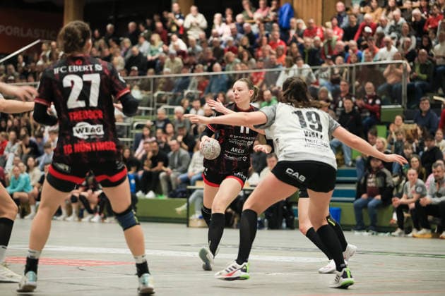 TG Nuertingen vs. HSG Freiburg, Handball,2.Alsco Handball Bundesliga Frauen Spieltag 17, Saison 2025 2026, 07.02.2026, Nele Nusser (TG Nuertingen, 11TGN) im Duell mit Marit Walz (HSG Freiburg, 19HSG) TG Nuertingen vs. HSG Freiburg, Handball,2.Alsco Handball Bundesliga Frauen, Spieltag 17, Saison 2025 2026, 07.02.2026 Copyright: xEibner-Pressefoto DavidexDixGiovx EP_DGI