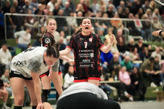 TG Nuertingen vs. HSG Freiburg, Handball,2.Alsco Handball Bundesliga Frauen, Spieltag 17, Saison 2025 2026, 07.02.2026 Lisa Wieder (TG Nuertingen, 07TGN) ist nicht mit einer Schiedsrichterentscheidung einverstanden. TG Nuertingen vs. HSG Freiburg, Handball,2.Alsco Handball Bundesliga Frauen, Spieltag 17, Saison 2025 2026, 07.02.2026 Copyright: xEibner-Pressefoto DavidexDixGiovx EP_DGI