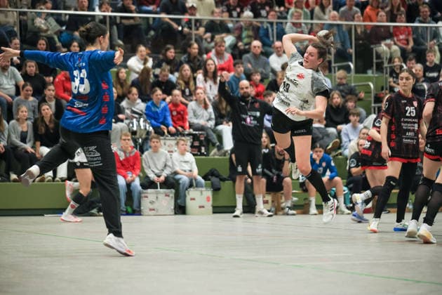 TG Nuertingen vs. HSG Freiburg, Handball,2.Alsco Handball Bundesliga Frauen, Spieltag 17, Saison 2025 2026, 07.02.2026 Marit Walz (HSG Freiburg, 19HSG) im Duell mit Torhüterin Sophie Leenen (TG Nuertingen, 33TGN) TG Nuertingen vs. HSG Freiburg, Handball,2.Alsco Handball Bundesliga Frauen, Spieltag 17, Saison 2025 2026, 07.02.2026 Copyright: xEibner-Pressefoto DavidexDixGiovx EP_DGI