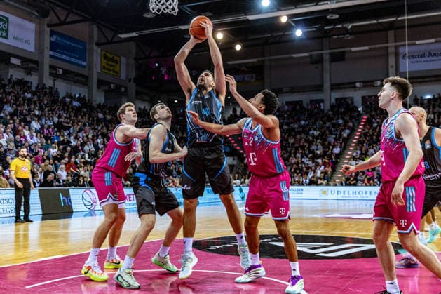 Alex Herrera (Science City Jena, 41) vs Alijah Comithier (Telekom Baskets Bonn, 02), Patrick Heckmann (Telekom Baskets Bonn, 33), Grayson Murphy (Telekom Baskets Bonn, 07) Telekom Baskets Bonn vs. Science City Jena, Basketball, easy Credit BBL, 19. Spieltag, 2025 2026, 07.02.2026 Telekom Baskets Bonn vs. Science City Jena, Basketball, easy Credit BBL, 19. Spieltag, 2025 2026, 07.02.2026 Bonn Copyright: xEibner-Pressefoto GerhardxWingenx EP_GWR