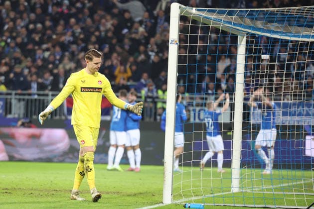 07.02.2026, xrekx, Fussball 2.Bundesliga, SV Darmstadt 98 - 1.FC Kaiserslautern v.l. Julian Krahl (1.FC Kaiserslautern) enttaeuscht, enttäuscht, schaut enttaeuscht, traurig, frustriert, niedergeschlagen, disappointed, sad, frustrated Torjubel nach dem Tor zum celebrating the goal celebrate 4:0 durch Luca Marseiler (SV Darmstadt 98) (DFL DFB REGULATIONS PROHIBIT ANY USE OF PHOTOGRAPHS as IMAGE SEQUENCES and or QUASI-VIDEO) Darmstadt