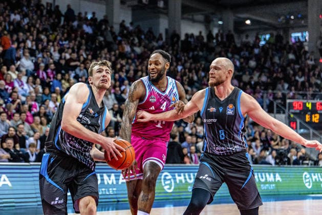 jLorenz Bank (Science City Jena, 25) mit dem Ball und Robin Christen (Science City Jena, 08) blockt Jeff Garrett Jr. (Telekom Baskets Bonn, 04) weg Telekom Baskets Bonn vs. Science City Jena, Basketball, easy Credit BBL, 19. Spieltag, 2025 2026, 07.02.2026 Telekom Baskets Bonn vs. Science City Jena, Basketball, easy Credit BBL, 19. Spieltag, 2025 2026, 07.02.2026 Bonn Copyright: xEibner-Pressefoto GerhardxWingenx EP_GWR