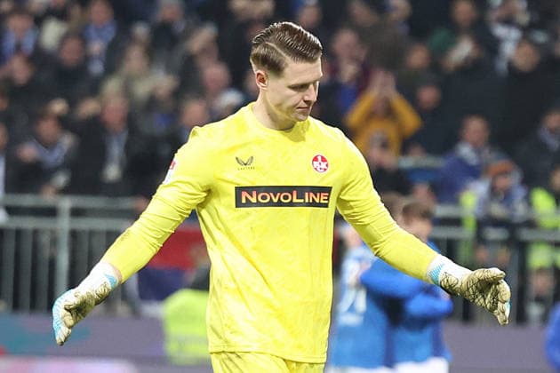 07.02.2026, xrekx, Fussball 2.Bundesliga, SV Darmstadt 98 - 1.FC Kaiserslautern v.l. Julian Krahl (1.FC Kaiserslautern) enttaeuscht, enttäuscht, schaut enttaeuscht, traurig, frustriert, niedergeschlagen, disappointed, sad, frustrated Torjubel nach dem Tor zum celebrating the goal celebrate 4:0 durch Luca Marseiler (SV Darmstadt 98) (DFL DFB REGULATIONS PROHIBIT ANY USE OF PHOTOGRAPHS as IMAGE SEQUENCES and or QUASI-VIDEO) Darmstadt