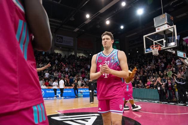 Szene mit Patrick Heckmann (33; Telekom Baskets Bonn) auf dem Spielfeld nach dem Sieg gegen Science City Jena im TelekomDome in der EasyCredit BBL am 19. Spieltag in Bonn. Patrick Heckmann (33; Telekom Baskets Bonn) auf dem Spielfeld