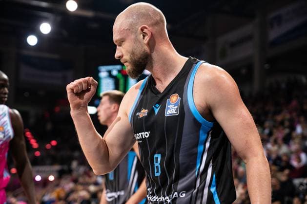 Szene mit Robin Christen (8; Science City Jena) in Aktion in der EasyCredit BBL am 19. Spieltag in Bonn. Robin Christen (8; Science City Jena) in Aktion