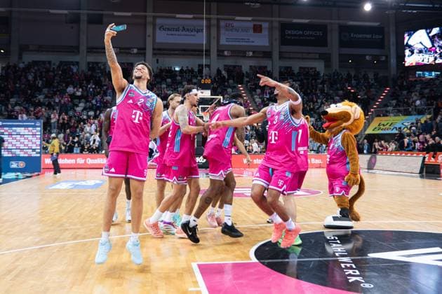 Szene mit Alijah Comithier (2; Telekom Baskets Bonn) und Michael Kessens (6; Telekom Baskets Bonn) am Jubeln auf dem Spielfeld im TelekomDome in der EasyCredit BBL am 19. Spieltag in Bonn. Alijah Comithier (2; Telekom Baskets Bonn) und Michael Kessens (6; Telekom Baskets Bonn) am Jubeln nach dem Spiel