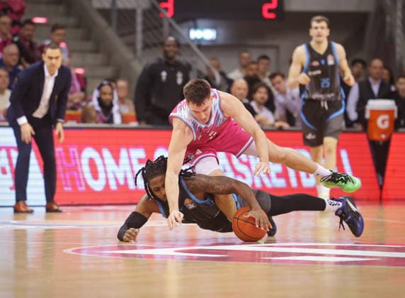 Am Boden: Grayson Murphy Telekom Baskets Bonn vs. Science City Jena 19. Speiltag - Saison 2025 26