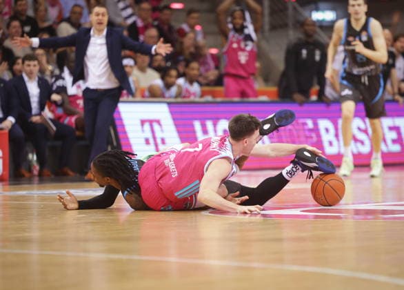 Am Boden: Grayson Murphy Telekom Baskets Bonn vs. Science City Jena 19. Speiltag - Saison 2025 26