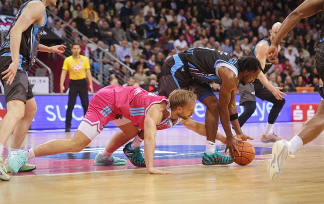 Am Boden: Melvin Jostmann Telekom Baskets Bonn vs. Science City Jena 19. Speiltag - Saison 2025 26